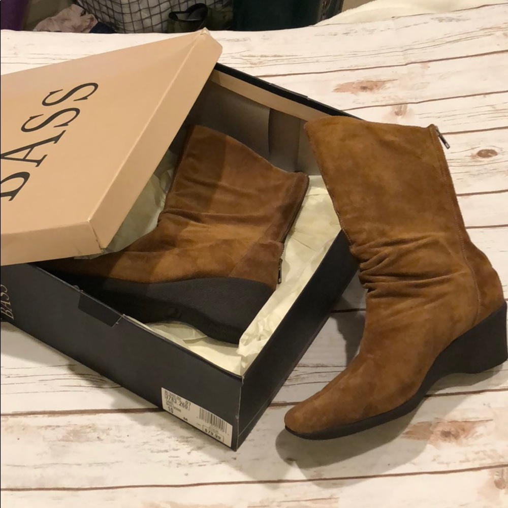 New Bass camel wedge boots size ten